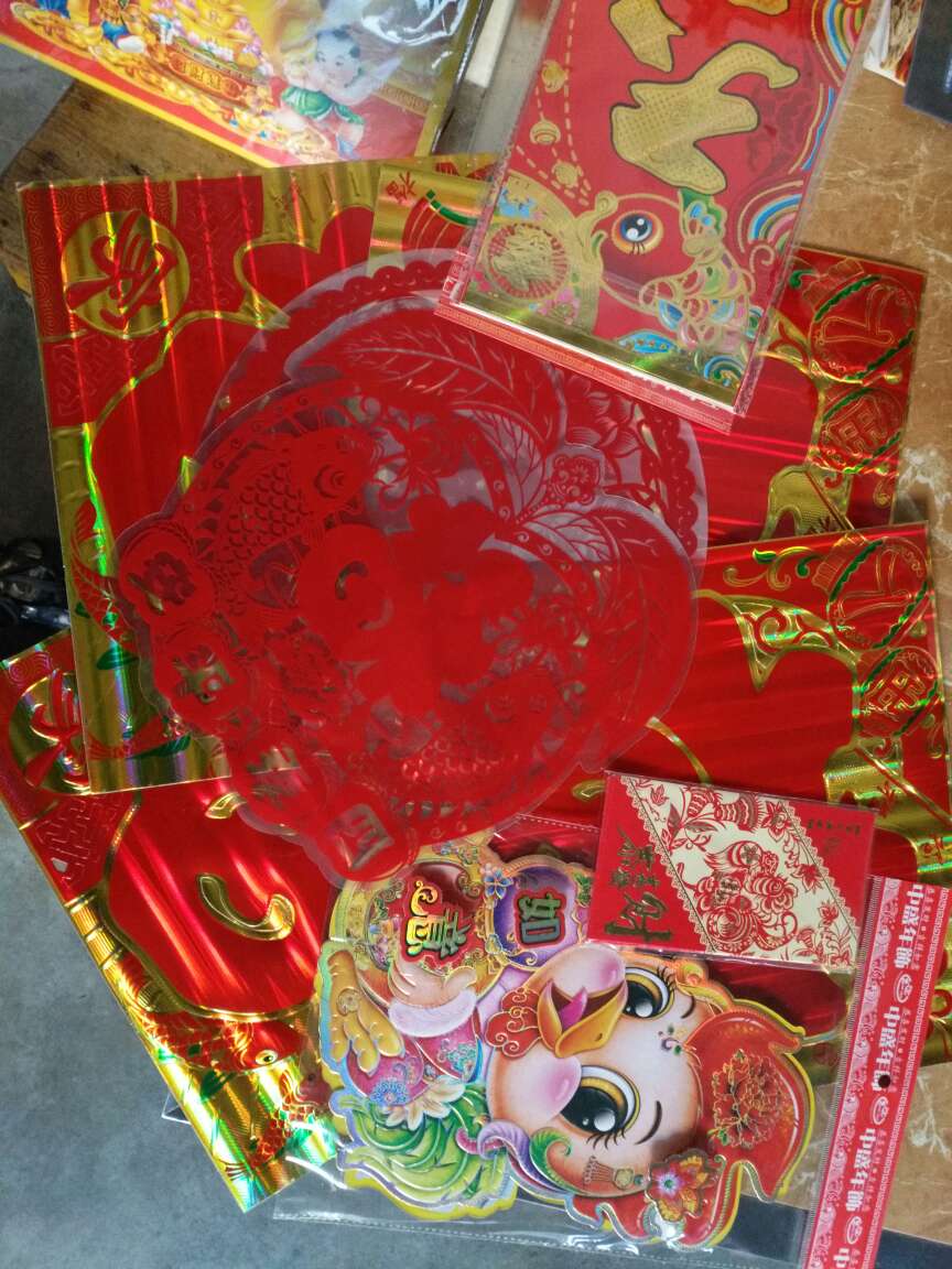 春联小短了,而且比较窄。只适合贴在客厅门外!