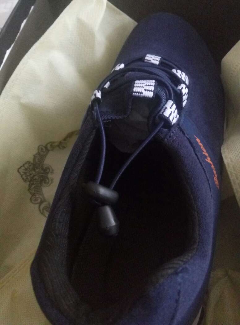 东西不错媳妇说行!只是底太硬!穿着也很舒服!