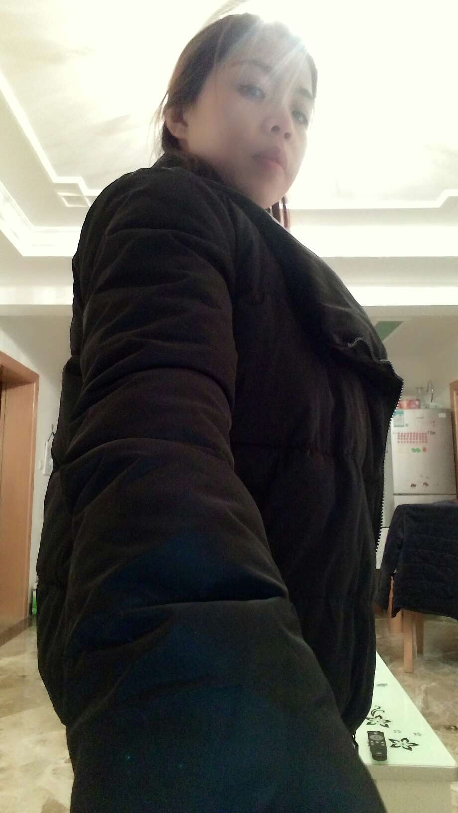 衣服很宽松,比较蓬,没什么型,*买这个也值。的