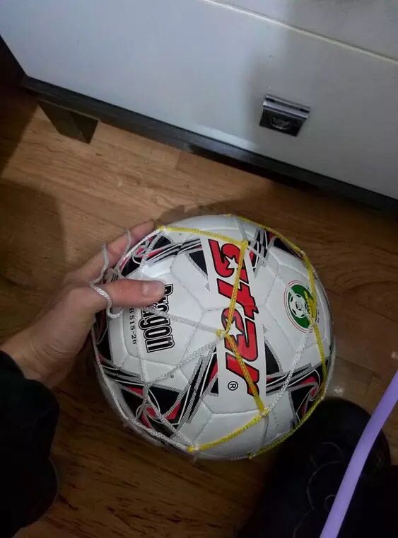 正品,硬度适中,重量适中,很好踢,孩子很喜欢,好评!