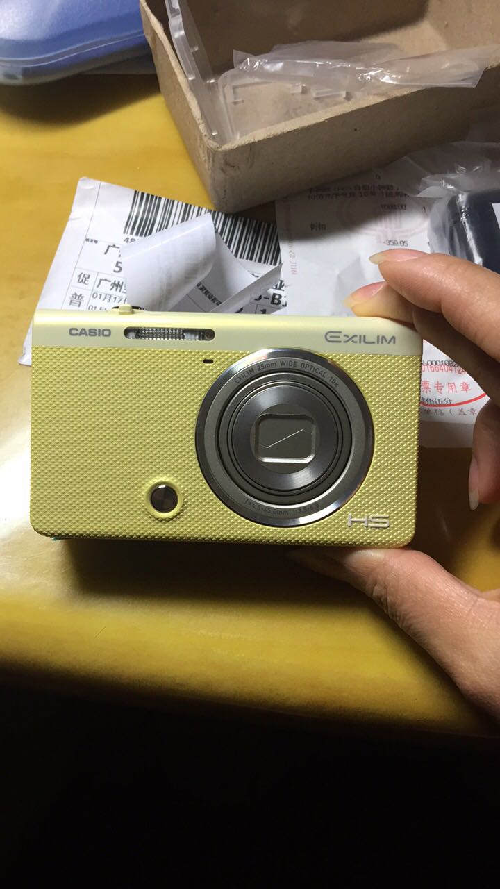 自拍..拍景都是不错哒,这个价位来说,算ok了。光照不足的话,拍的容易模糊..不过很多相机都这样..还是可以的
