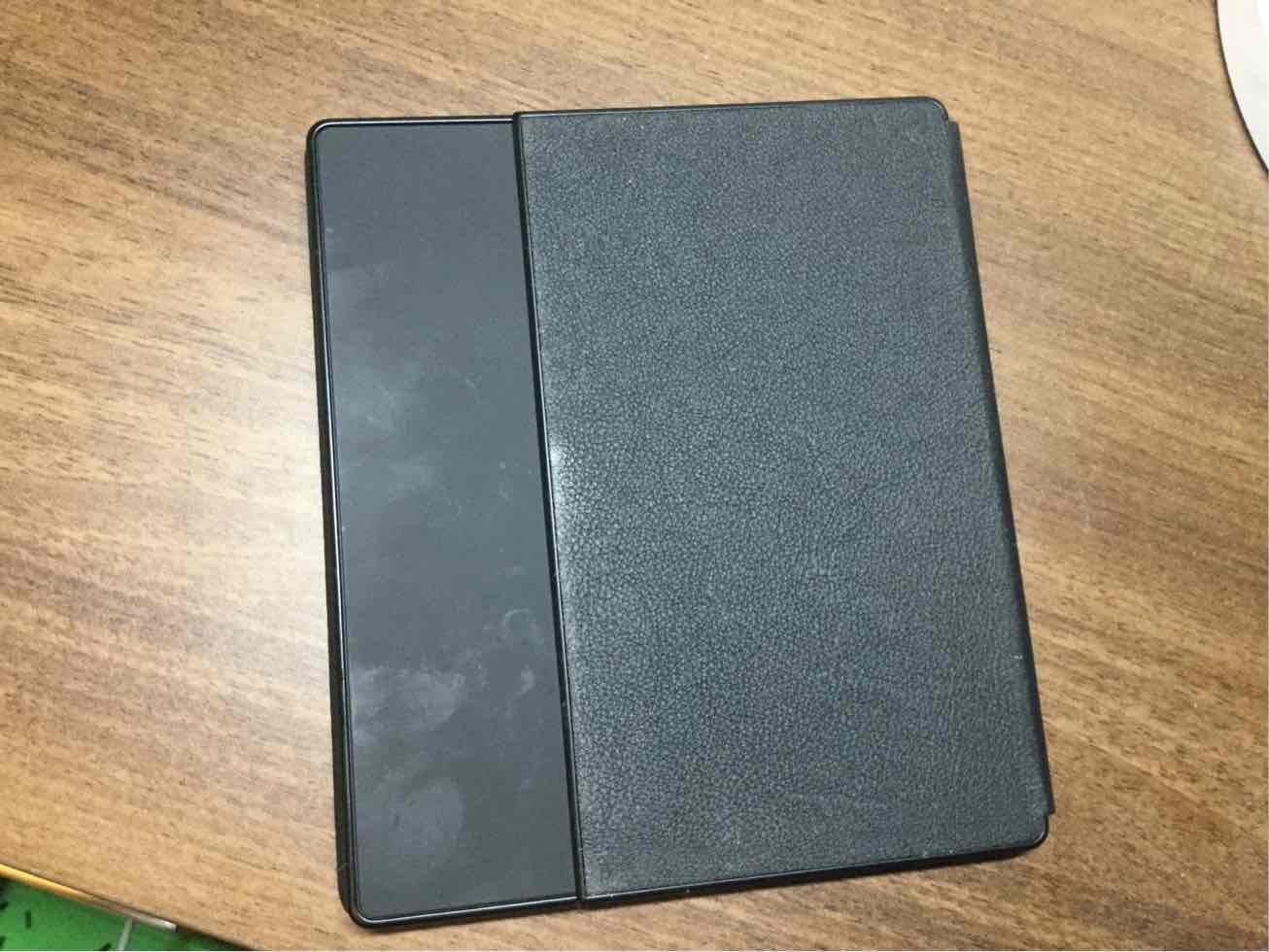 第一次用kindle, 功能的好处就不说了,肯定是笔记本,ipad, 手机所替代不了的。它就是个阅读专用物件,一个可以带着跑的图书馆,私人藏书馆,随时取阅。有钱就买oasis,肯定好。安安静静,做工精致。不过很小,就一个5.2寸手机一个半大多点。带着皮套也不重。我没挑出什么明显毛病。皮套颜色因为吃不准,就选了个黑色。有点后悔,太没特色了这颜色。你可以选棕色,红色试试看,更有活力。谢谢买之前看了那么多别人的详细分享