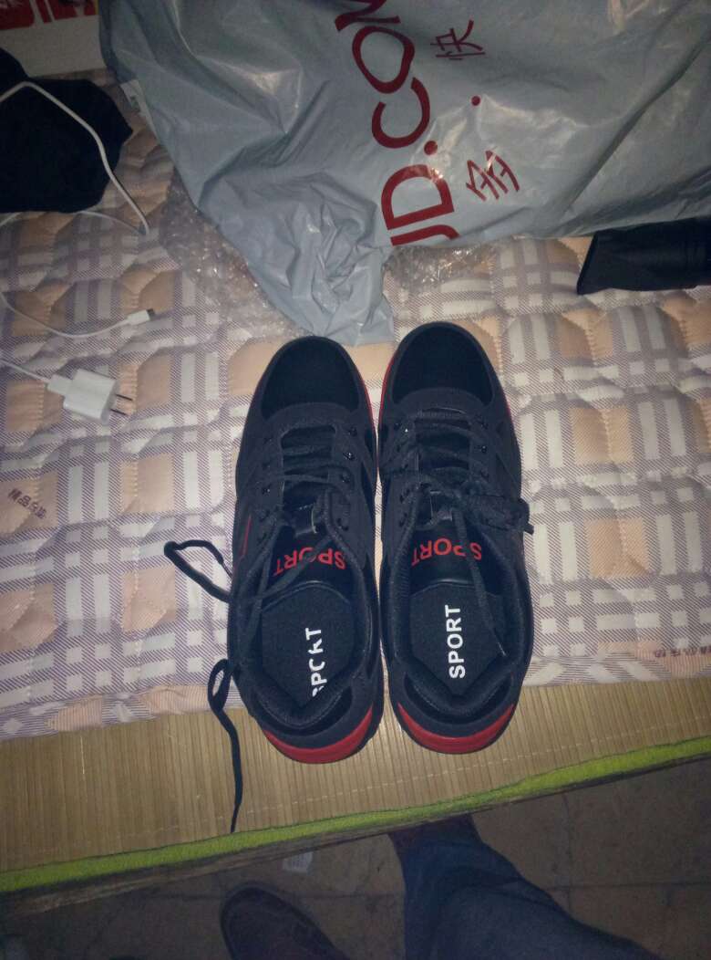 穿起来挺舒服得,就是有点胶水看得见。
