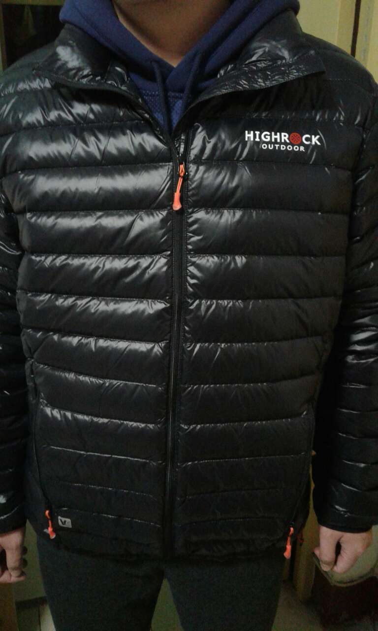 柔软,蓬松,轻薄,但是,买的有点大了,不过还好的是,里面套穿马甲就Ok了!