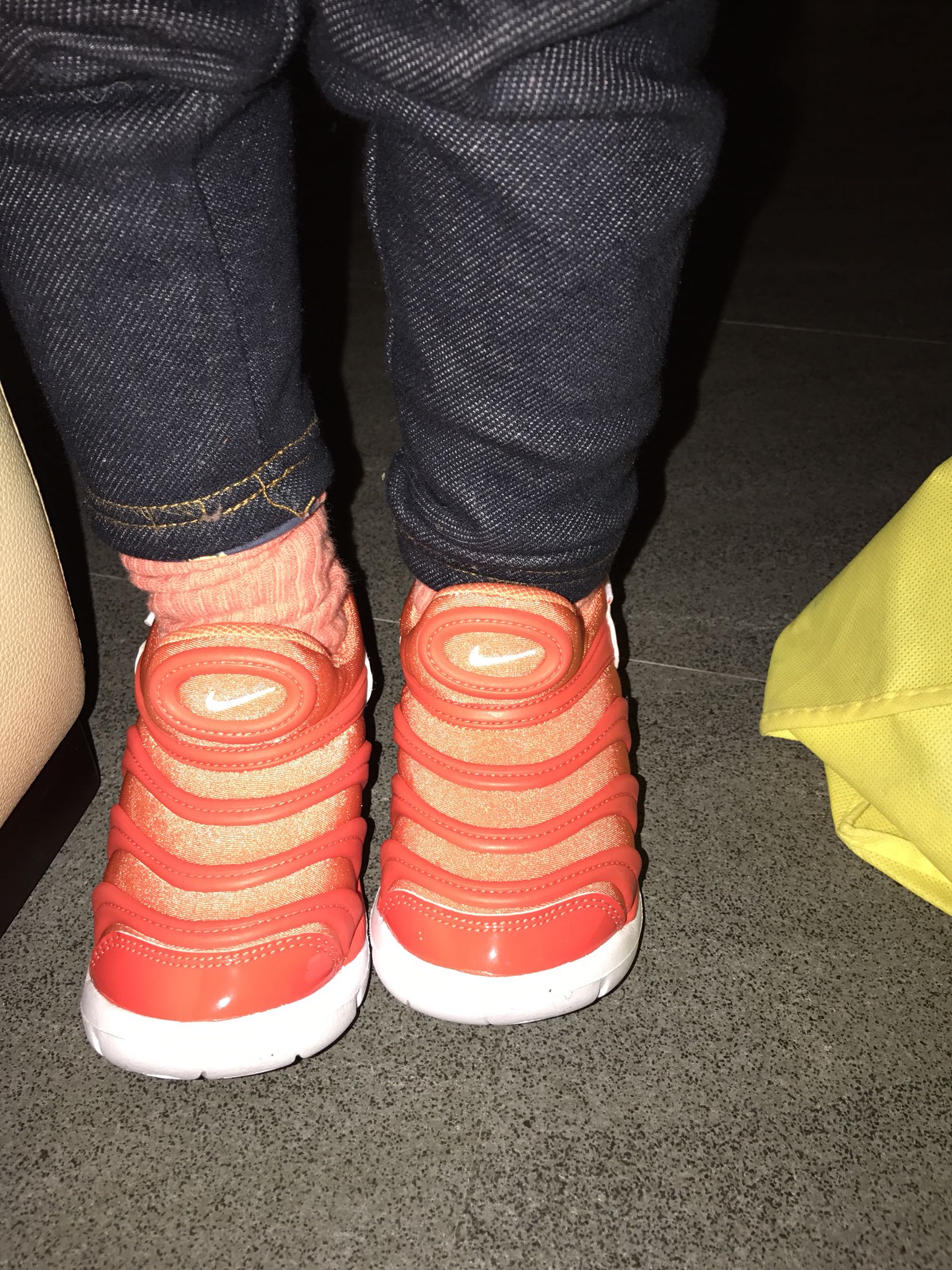 鞋子很软,今年新配色很好看,收到女儿就马上穿上了!