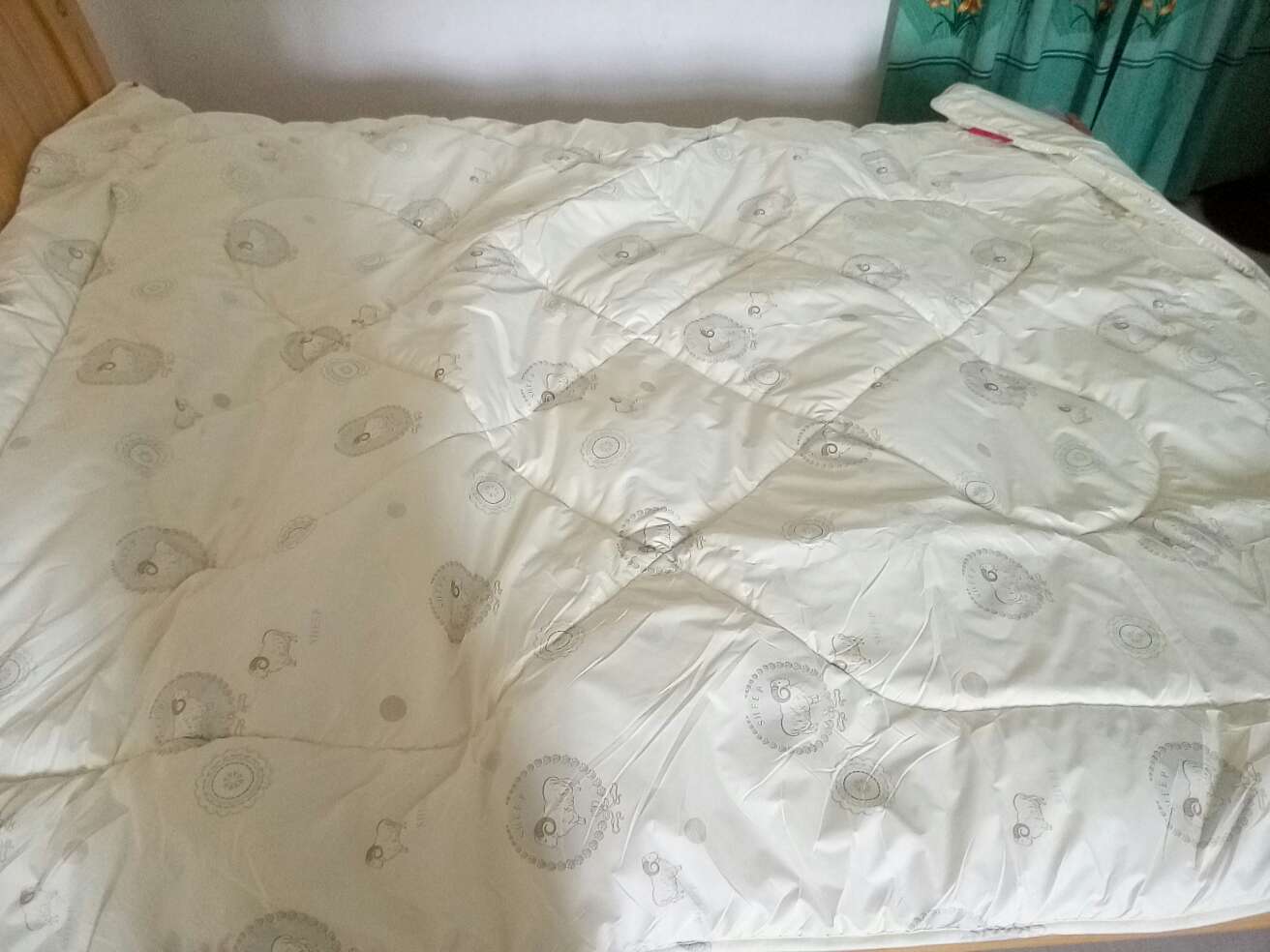 有一股羊毛的味道,不过晒一下就可以了,就是有点地方有点脏,这点需要改善。