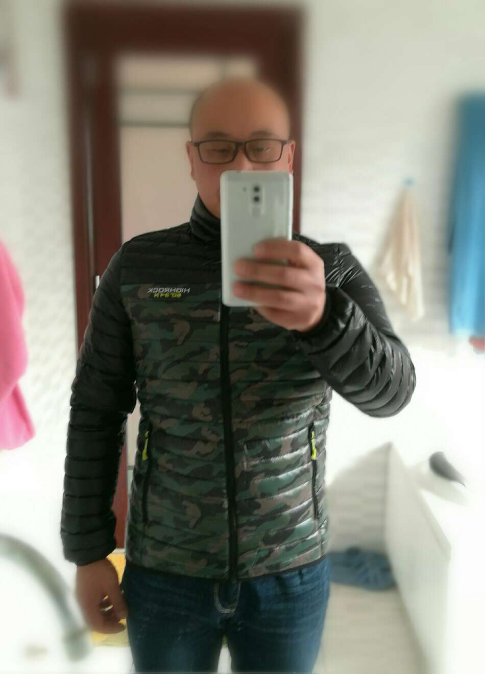 质量不错,是正品。和旗舰店的品质一样,但是要比旗舰店同一型号的便宜。适合华中、华南、华东、西南地区穿着。北方穿太薄。收纳小巧。