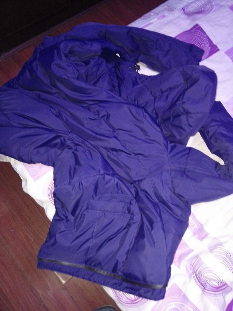 大品牌,居然做工这么不精细。线头和羽绒都浮在外面。