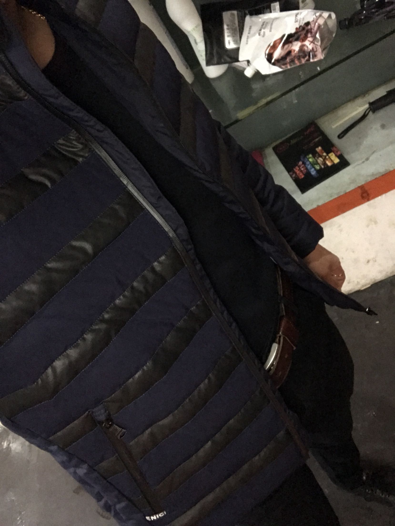 真难看老年衣嘛一点都不修身硬梆梆得我买得M码还大那么多都可以在塞个人进去我一米七五一百26斤还大。看我西服L码穿着都刚好,这好评怎么来得