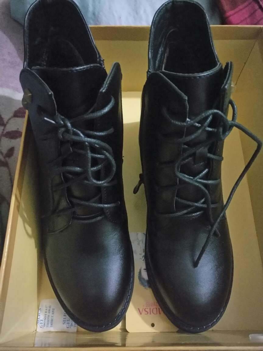 鞋子穿着很舒服,大小合适,这个价值这双鞋。
