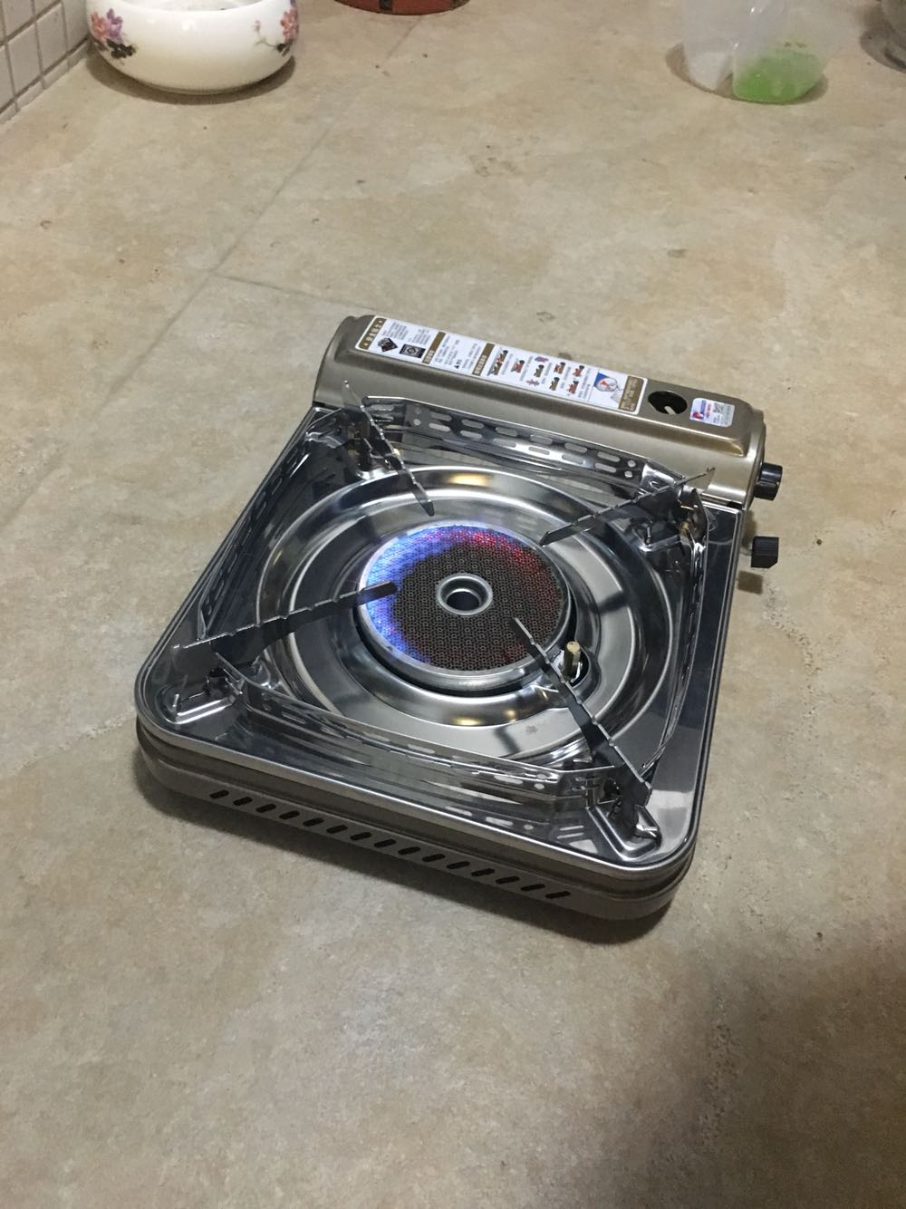 第三方发货,不算是自营。还是会轻易吹灭,没想象中那么防风。且炉子有点儿变形,有划痕。