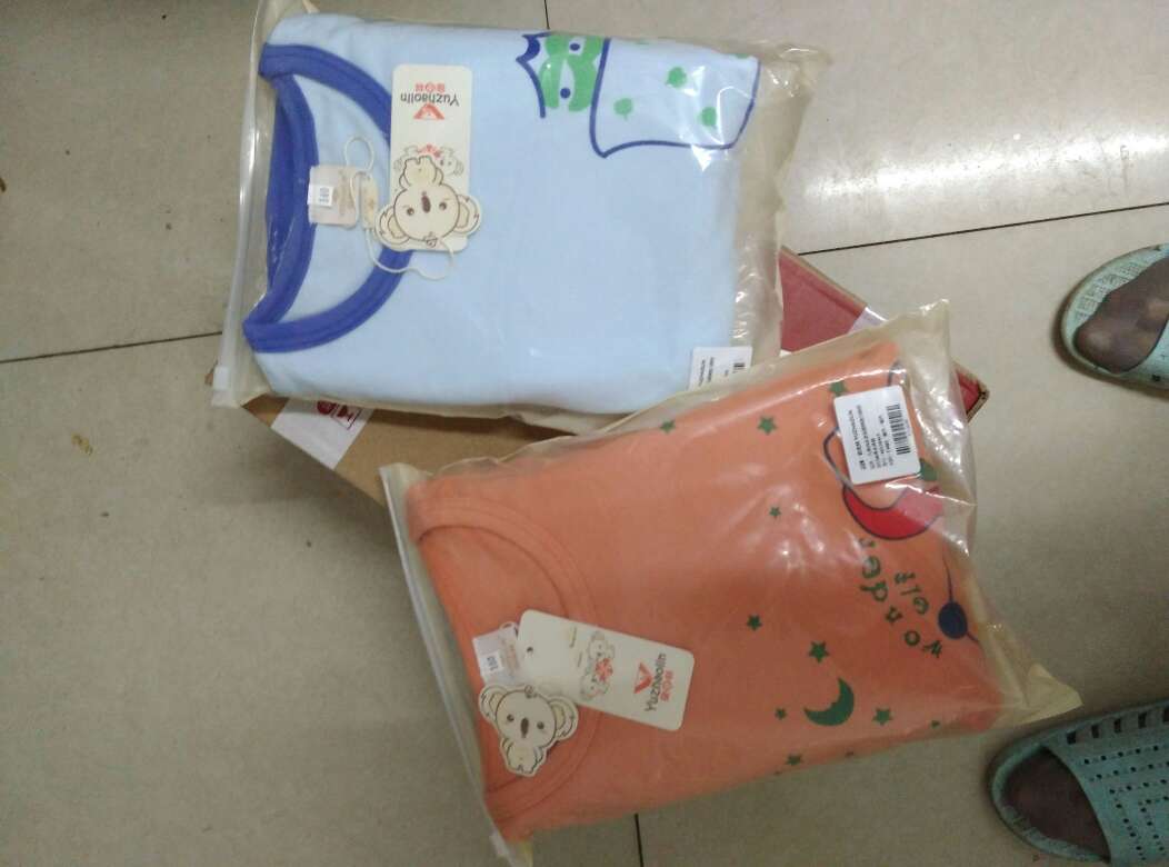 宝贝的衣服到了特别喜欢,穿上身都不愿脱下来,衣服是纯棉的而且还很厚,本来说是明天到的货,提前了一天,快递也很快!本店的衣服很值得信赖,值得购买!下次还来本店购买。