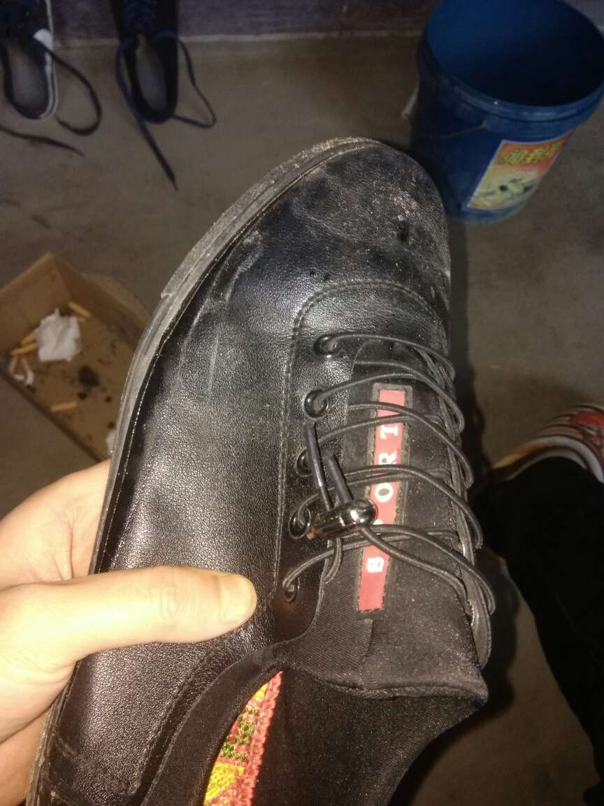 就这还没穿一个礼拜就这样了,这也叫鞋
