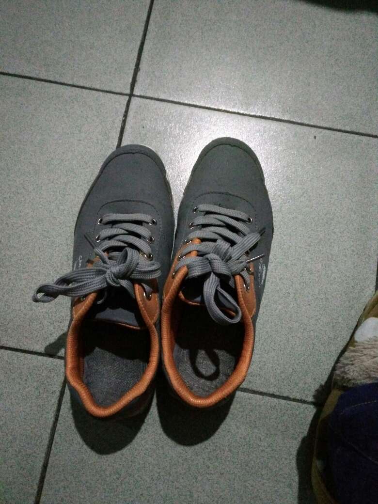 鞋子很好,穿起来也特别舒服。是一件物美价廉的商品。能买到这样一双鞋子,我觉得很高兴。希望大家也可以去买这双鞋子,真的挺不错的。给人一种美的感觉。穿起来特别舒服。