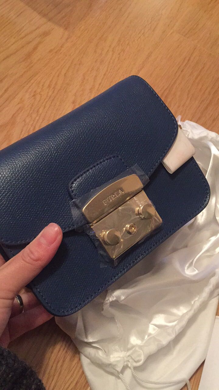 买了两个颜色 这个深蓝色是和别人凑单的 都非常好看嗷 这个蓝色日常秋冬都可以用