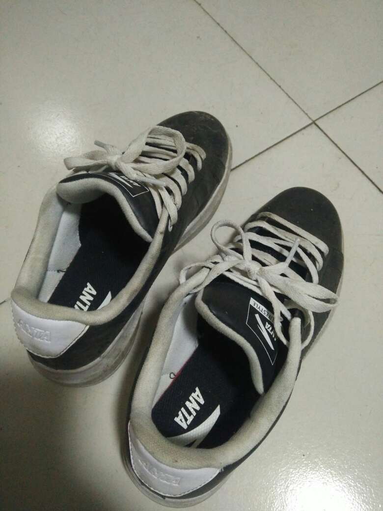 老婆买的鞋子 评价晚了 很轻 穿着舒服 就是不耐脏