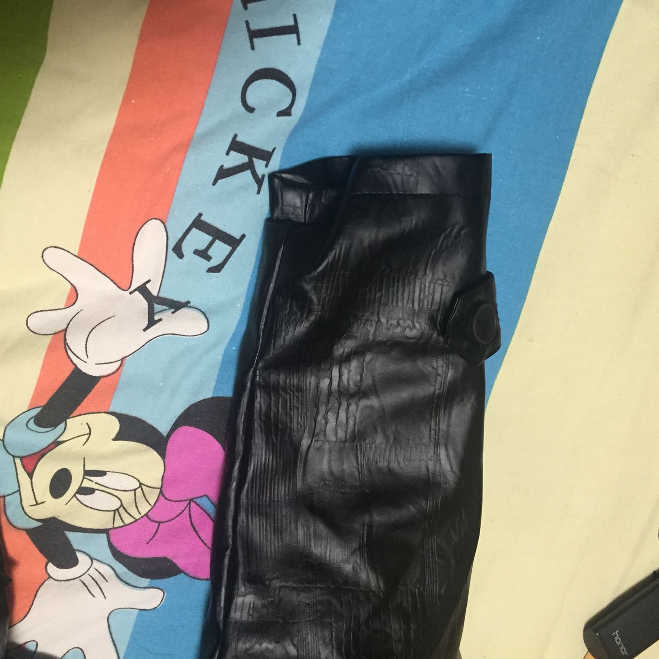 就没见过这么垃圾的衣服,都不能用烂来形容,前几天家里搬家没顾上 只是拆开看了一眼 觉得衣服有点皱 熨熨可能就没事了。结果怎么都不平整,今天找裁缝拆开一看 我的天 整个内衬短了5-10厘米 怎么能平整?没办法 差评