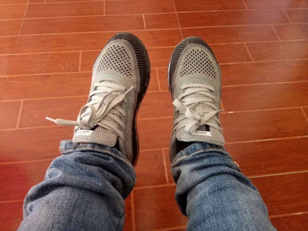 鞋本身比较轻,穿着没多大感觉,走路也好走,透气性很好。