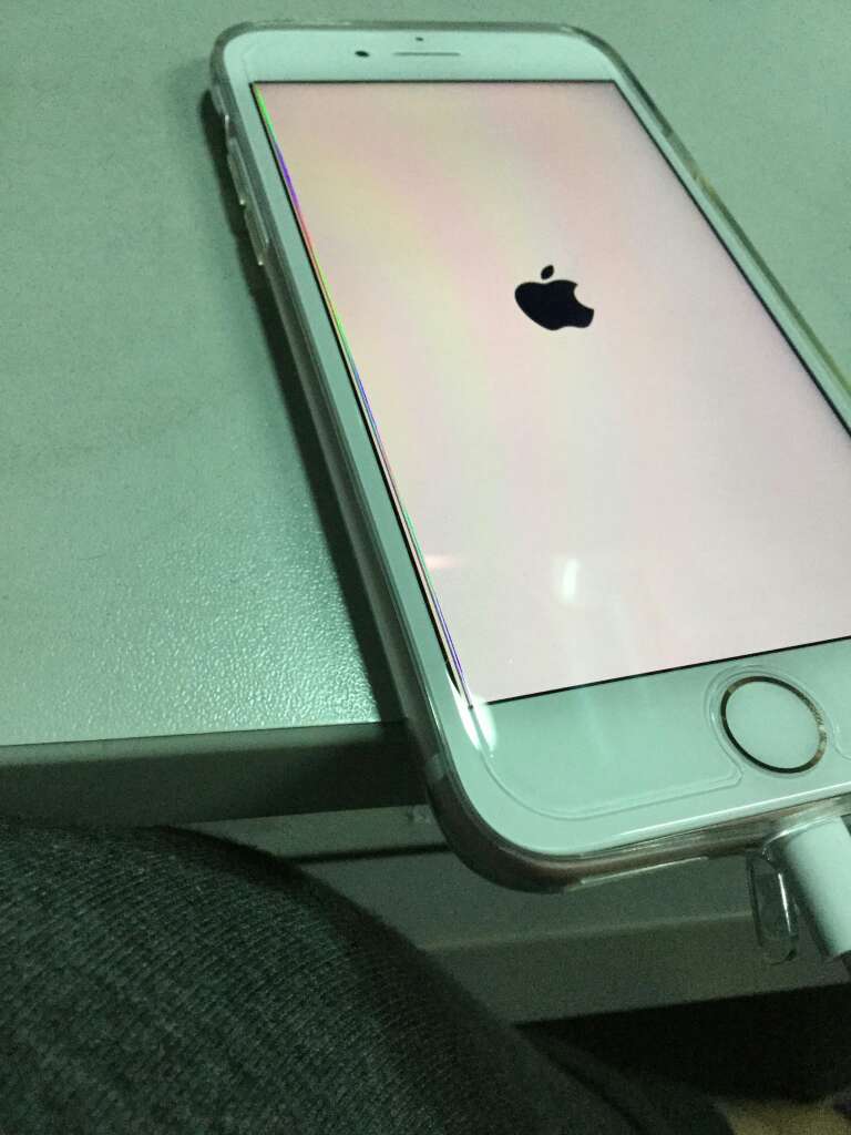 为什么评论还要审核。膜应该买全屏的,小的边缘有彩色条纹。