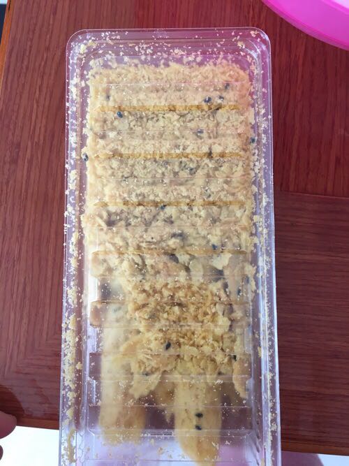 一箱零食完全压爆了,饼干直接爆了不用自己拆,蛋卷没根好的全碎渣只能勺子勺,外面纸箱很结实应该是打包的时候就压碎的,跟在线客服反映(其实只是牢骚下,客服随便解释下打包或派送不小心,抱歉下就心里安慰了,毕竟也是忠实会员不会太纠结你),谁知客服问我是否影响使用……吃的东西怎么定义它的使用价值,然后让我申请售后,我已经拆了的而且是吃的东西售后难道还退换?死命把我往售后推,中间还换了个客服,问题又重复了一遍,直接电话投诉了,本来两句话解决的事情非要复杂化,的在线客服真是失败,每次vip电话都是投诉的在线客服……