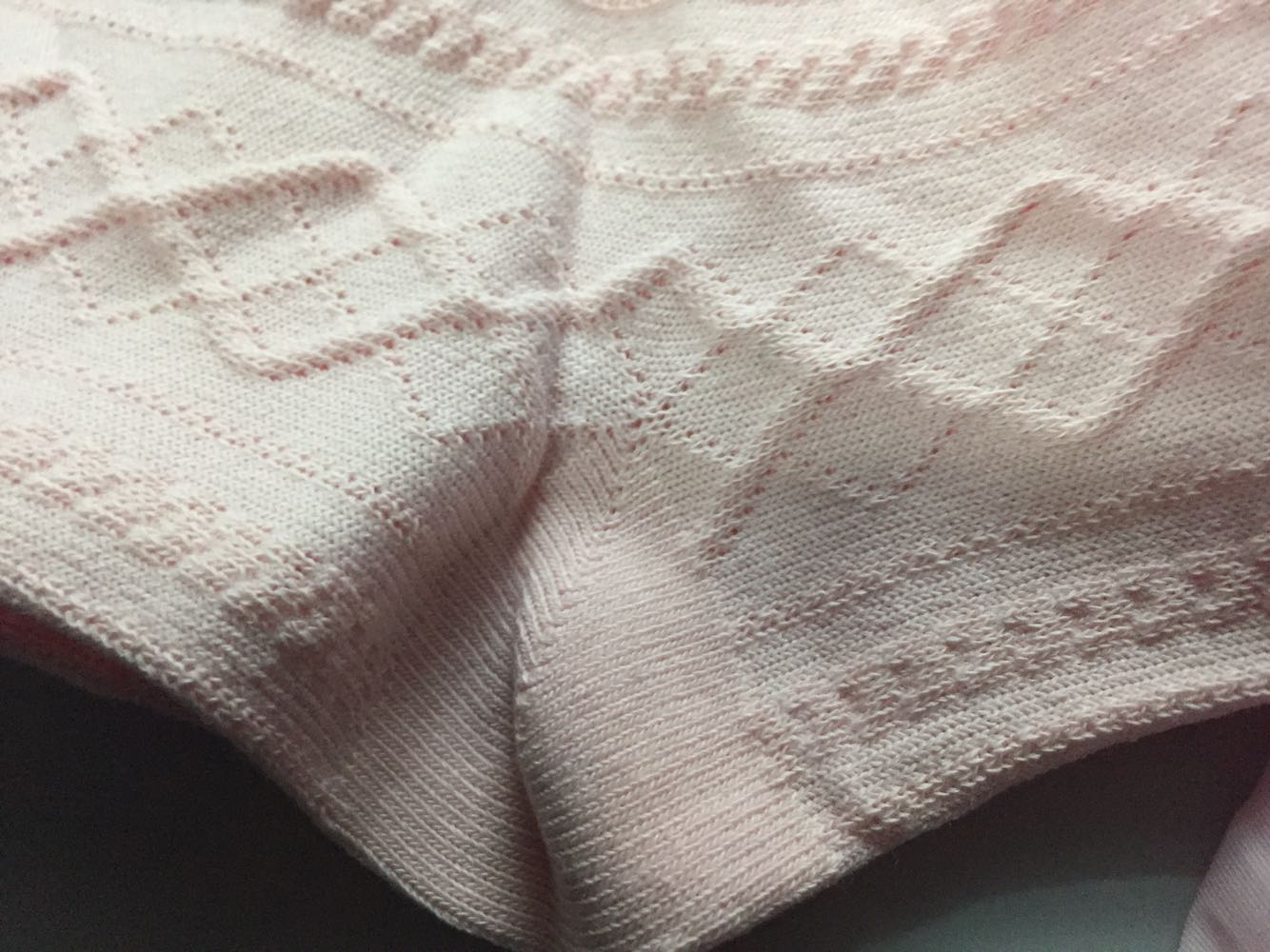 棉的质感很棒,织的纹路优点松,不过这样穿的感觉挺舒服。