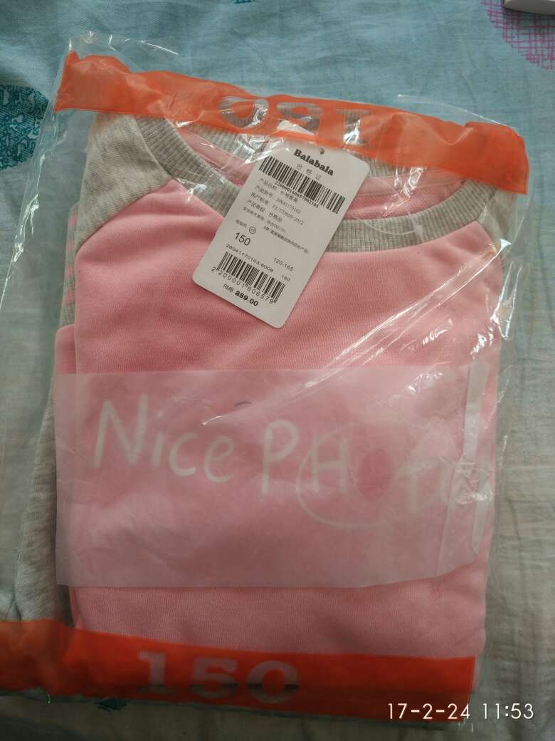 只是这样的包装,连外面的包装袋都没有。我买这个衣服是送人的,这个样子让我怎么送?唉。