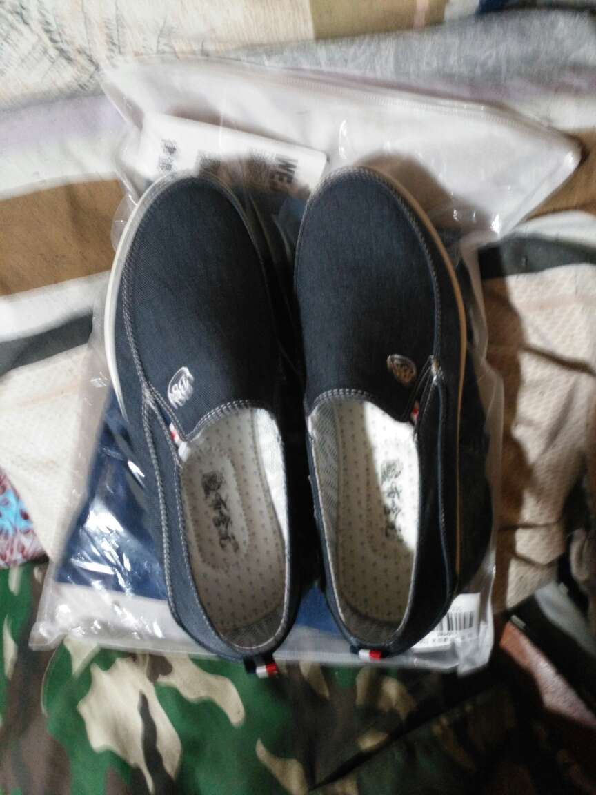 到现在就感觉这个鞋子穿着是舒服 但是 鞋子周边并不是白色的 是黄色的好吧