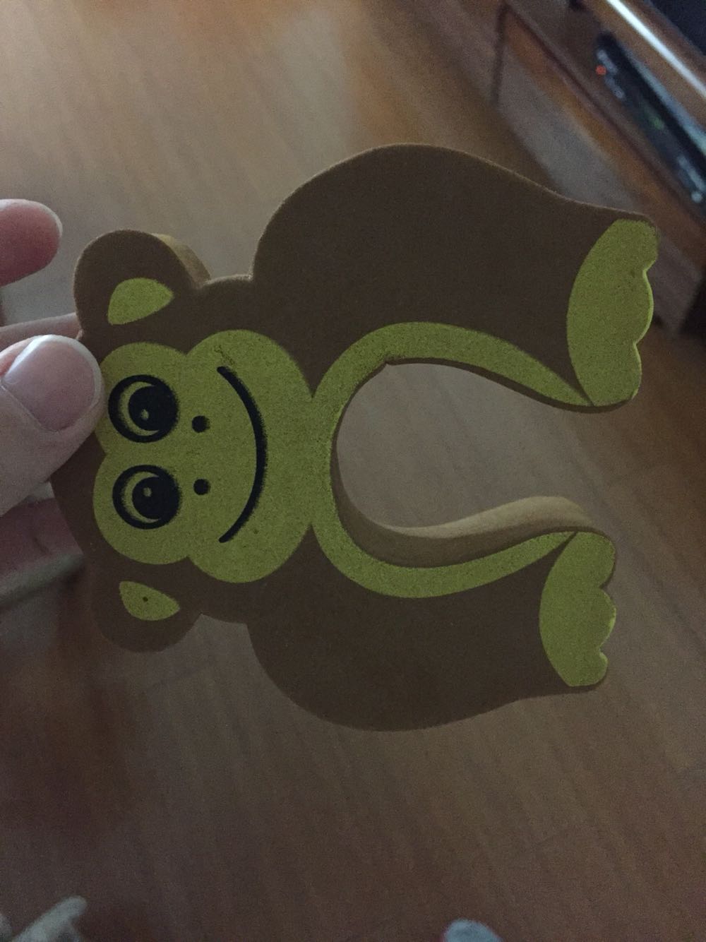 凑单买的,东西挺大个,就是猴子小狗味道较大,防撞角粘不了,需要用透明胶粘着