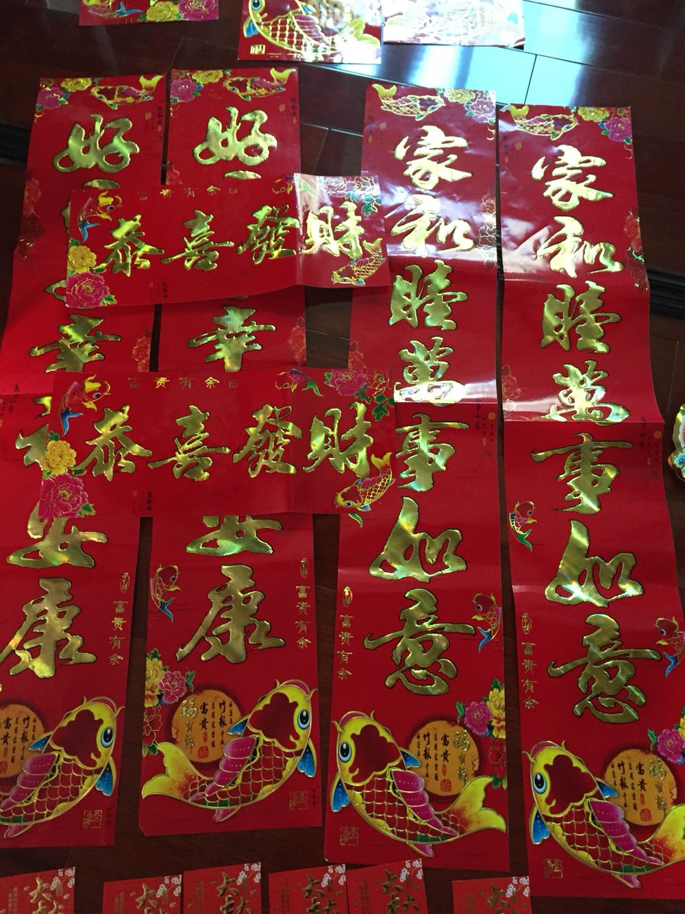 纸的质量不好,做工也差………………第一包缺货不完整、重复出现对联,换货后才得以完整。