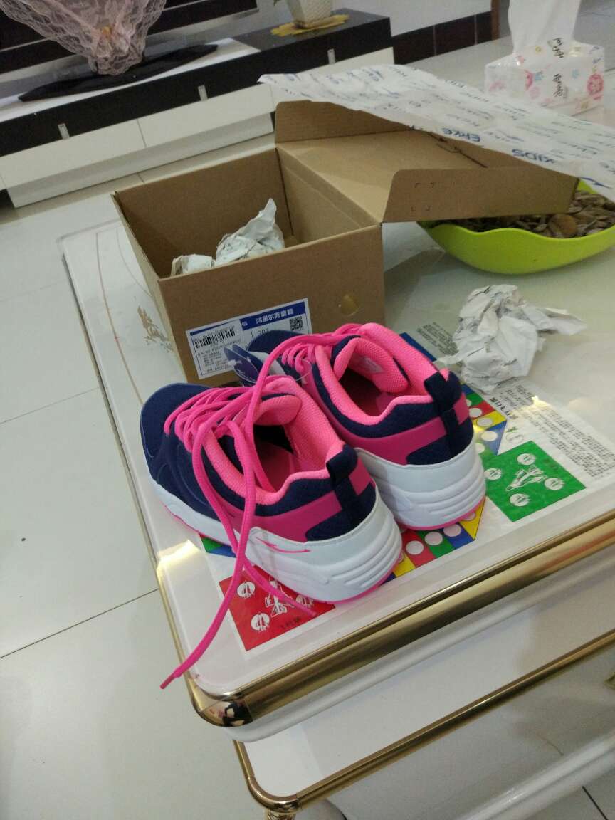 鞋子很满意,女儿很喜欢,质量也好,快递小哥服务也好!