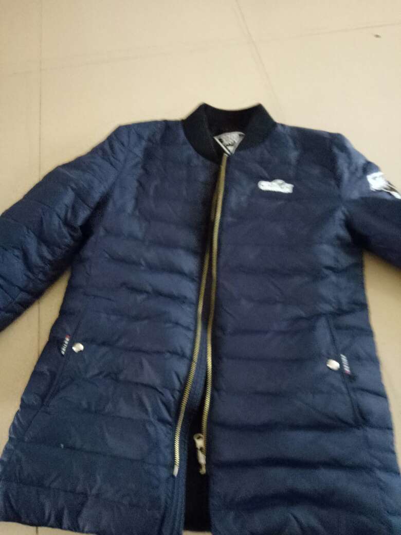 是羽绒的,轻轻的,穿上也舒服,还保暖。