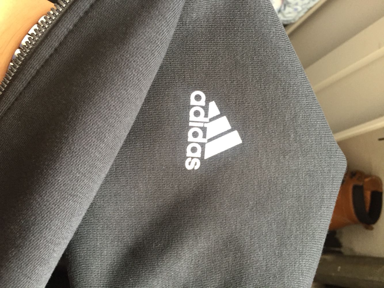 衣服很好。应该是正品。只不过包装不好,难道连个阿迪的袋子都没有?