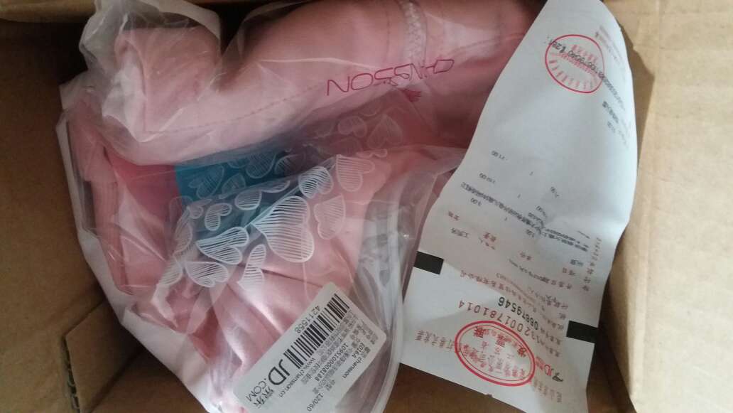 衣服的质量很好。商城放心速度快。给五星