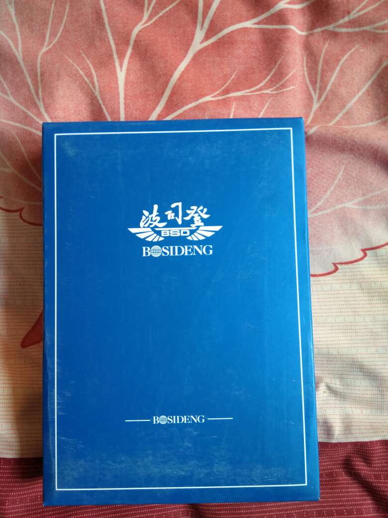 快递员服务态度非常好,裤头特意买大一码,穿上大小正好,是棉的,价格合理,非常满意。