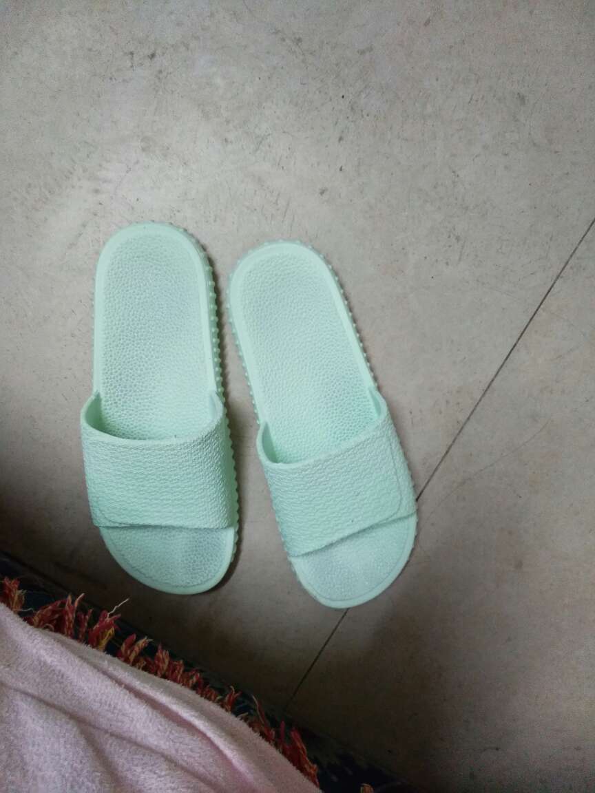 拖鞋很好,穿着很舒服。很漂亮!