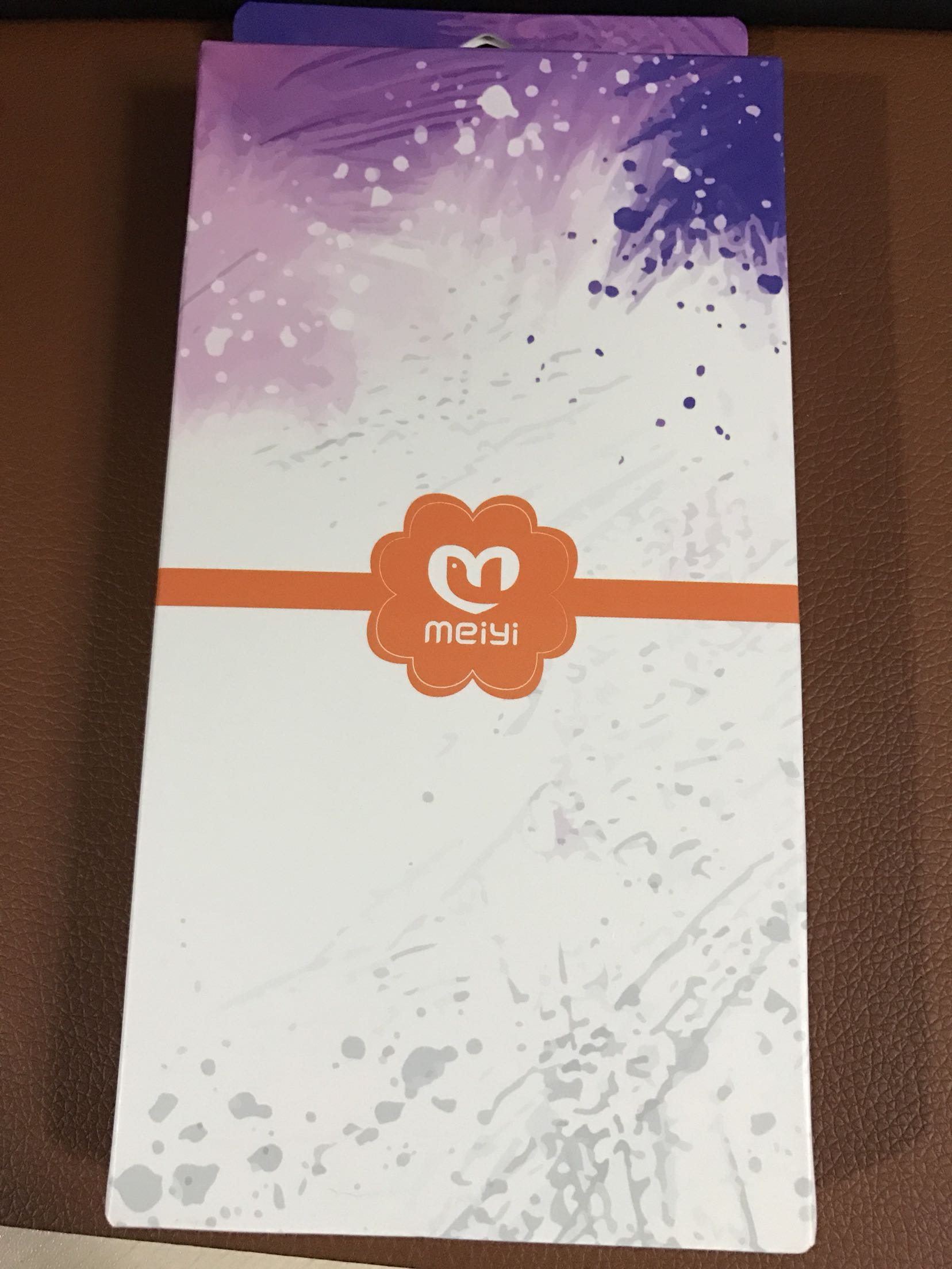 手机套很好,是全个都是磨砂黑,不像有些套边框是亮黑,手感好,无异味!