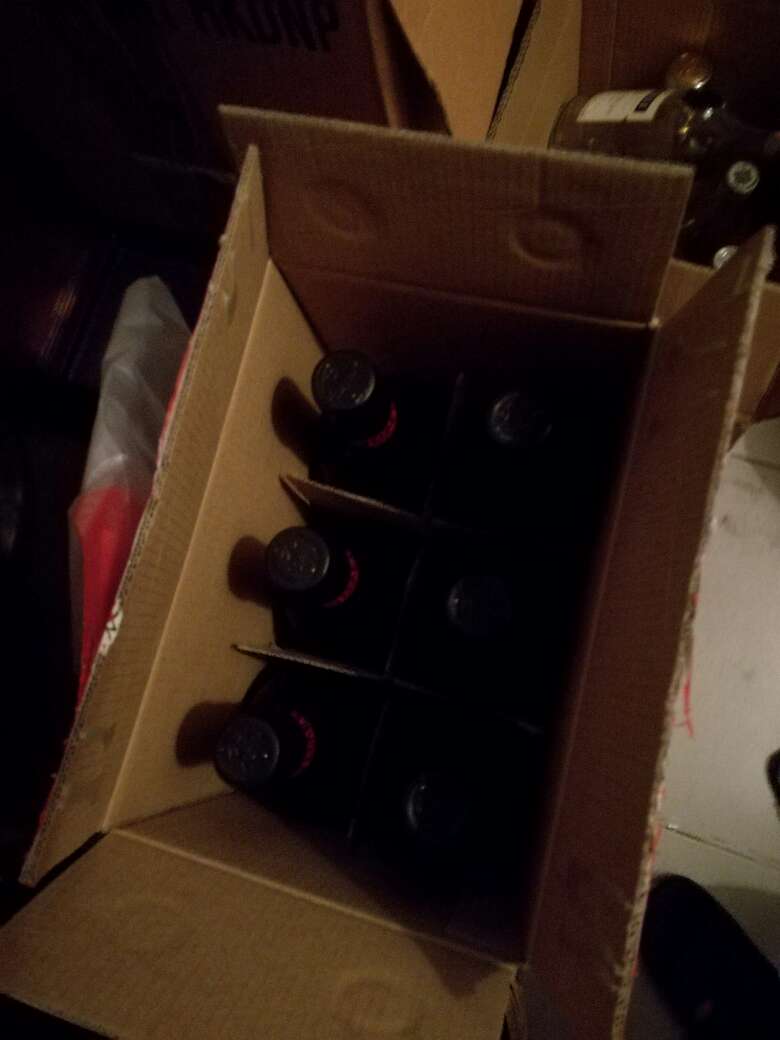 红酒前天收到,因出差了,迟了评价,红酒拿到手里感觉很好,因没时间试,试后追评~~五星!