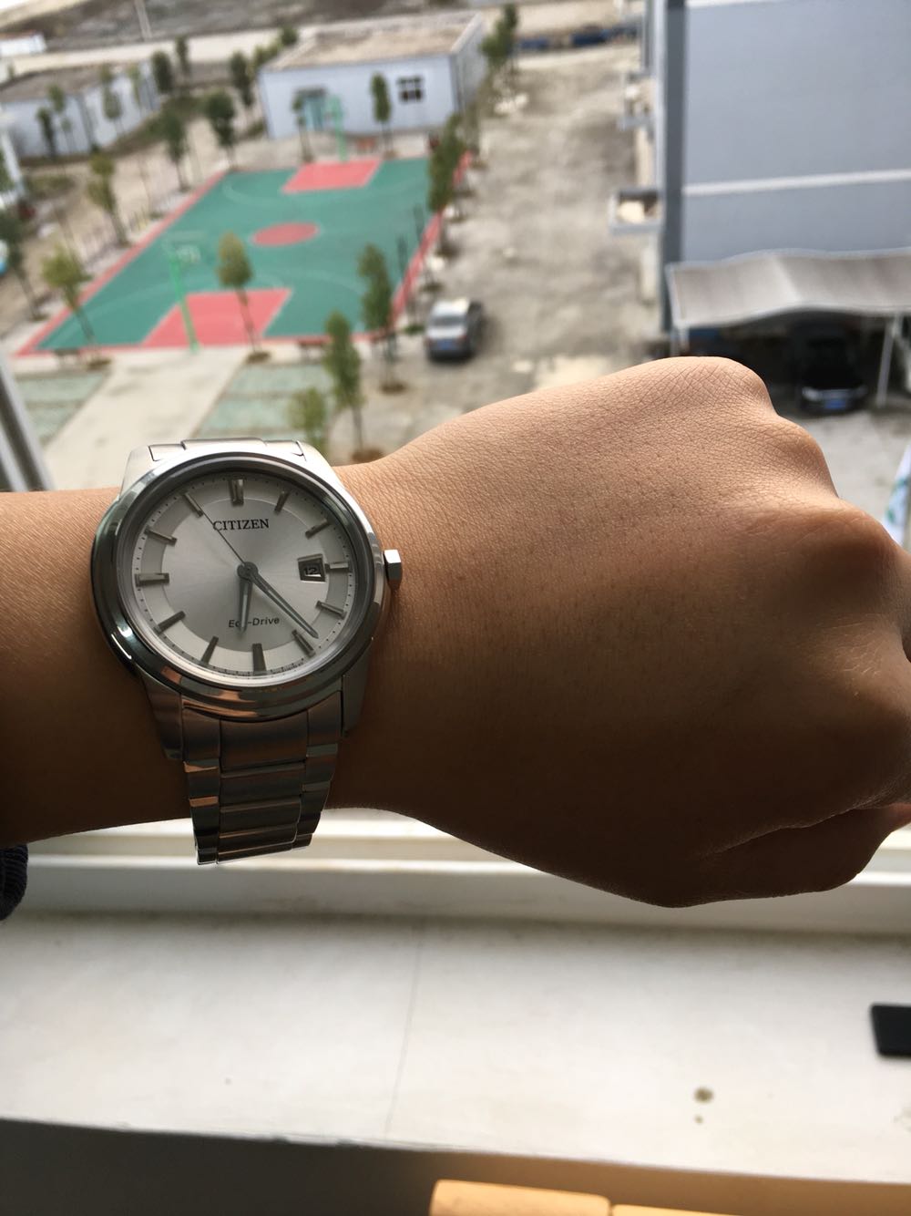 手表很漂亮,实物与图片一样,开始还担心表盘太大,到手后刚好,表带有点长,,照的时候已经将袋子拿掉了,上图