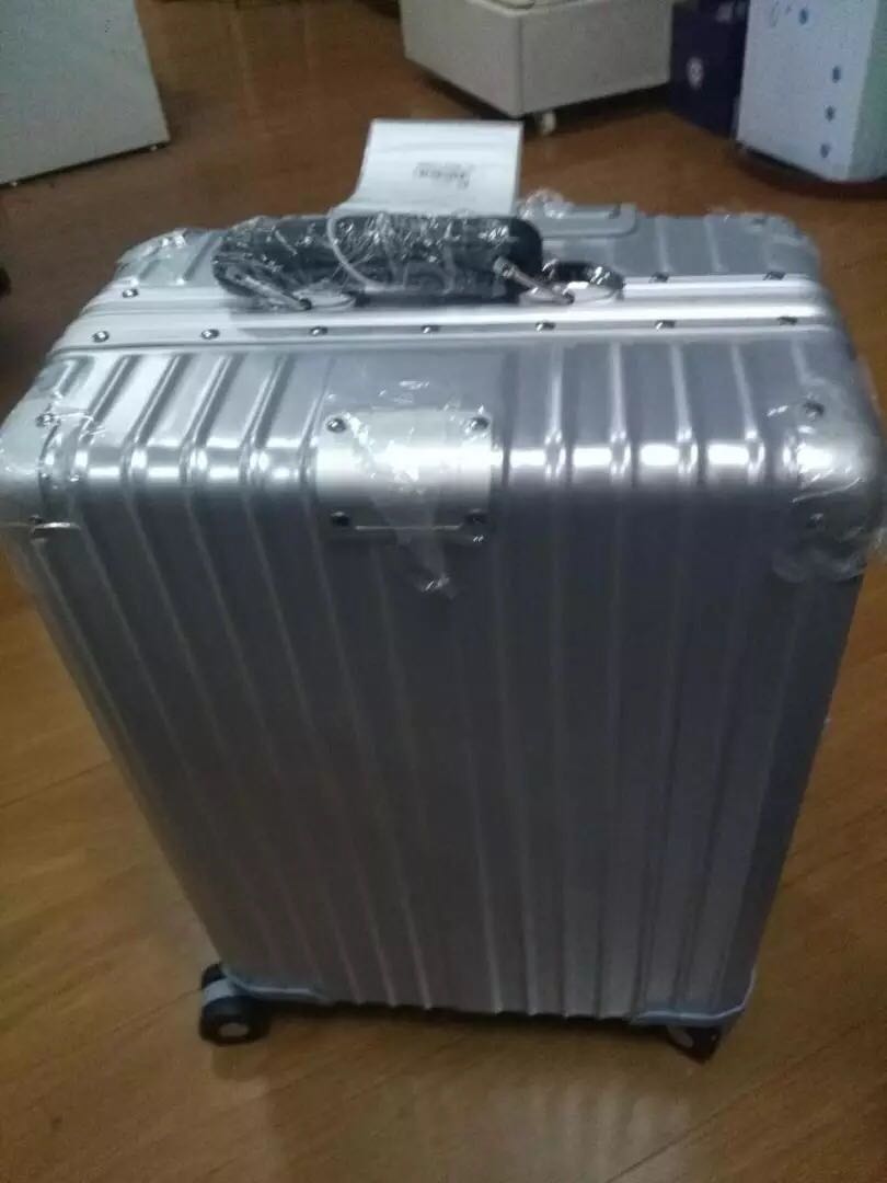 不好意思,评价晚了,是公司年会采购用来奖励员工的,买了好几件,不错,很高端大气,配送也快,赞。公司员工特别喜欢