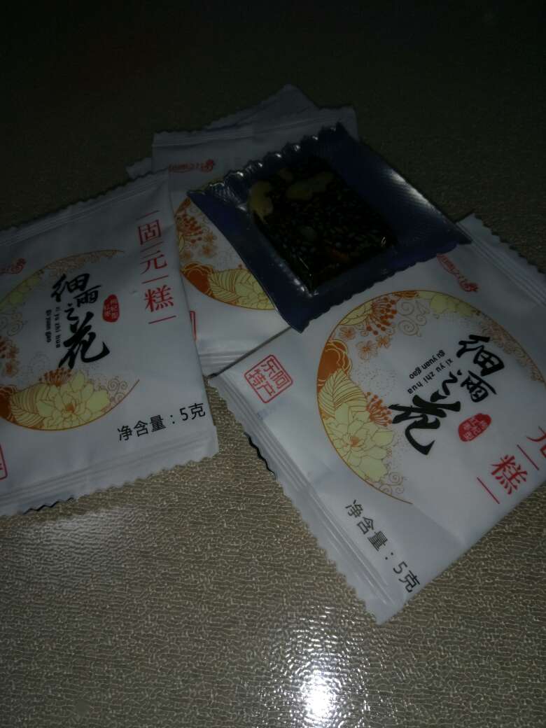 凑单买的,一袋12片,有黑芝麻核桃仁味,还好!