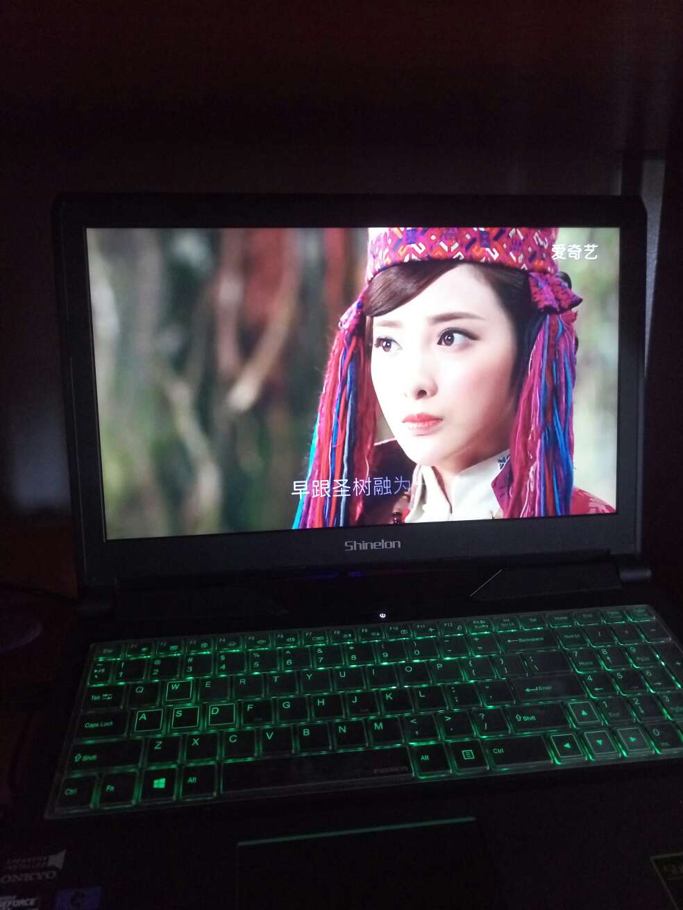 电脑本是新的,就是没有机械硬盘玩游戏的话挺流畅的。开机速度不是很快