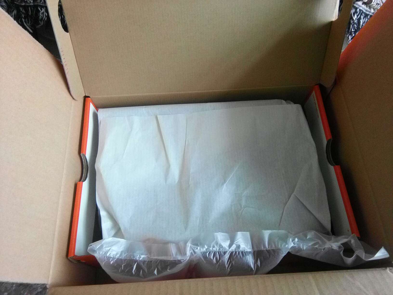 看看直营的包装,真是太帅了!希望鞋子的质量也是杠杠的!
