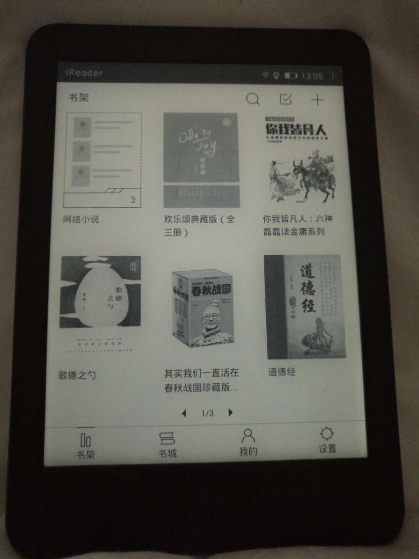 纠结于kindle和ireader plus之间很久,有点像手机里苹果和华为的对比,最终还是选择大屏幕和大内存,支持国产吧。清晰度和握持感都很不错,操作上手较快,当然没有现在的手机那么便捷,触屏灵敏度也不如,不过考虑电纸书的特性,这些都在可接受范围。关键是不伤眼了,从此爱看书。