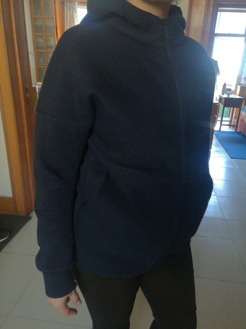 衣服漂亮,舒适合体。不错的购物体验。