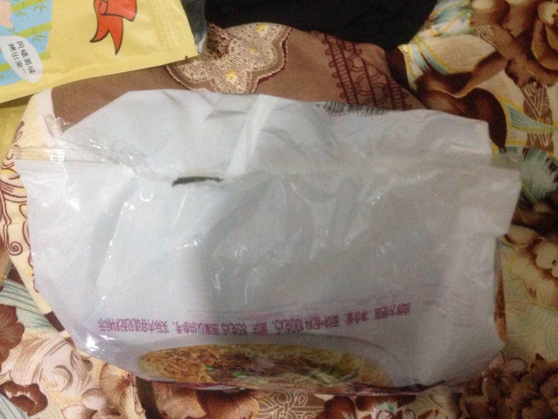 速度快,快递员把东西放前台了还给我打电话了,值得赞美,就是不知道为什么要用食用油的箱子给我装,总的来讲这次购物还蛮开心