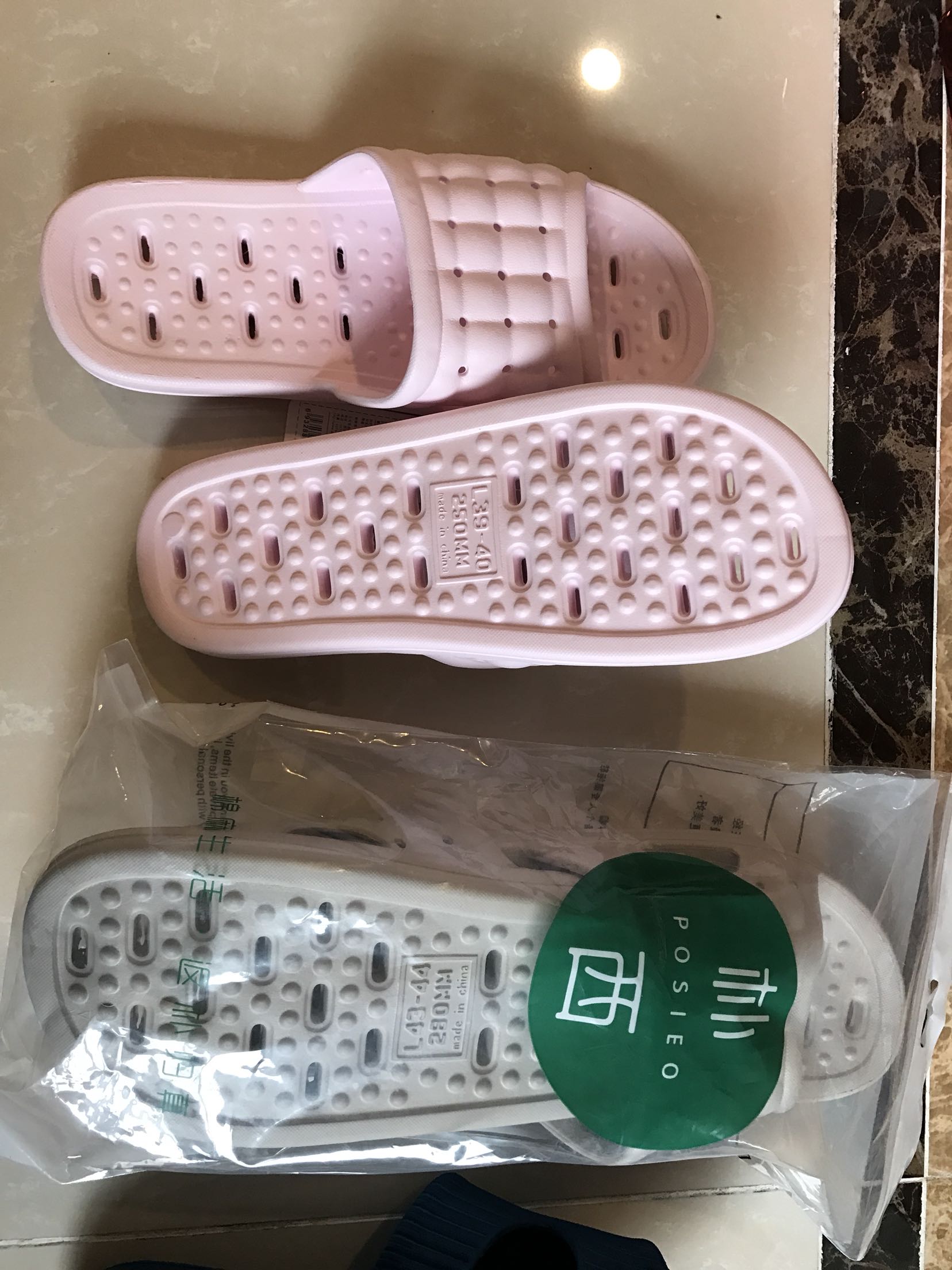 穿着比较舒服 也防滑 就是有味道