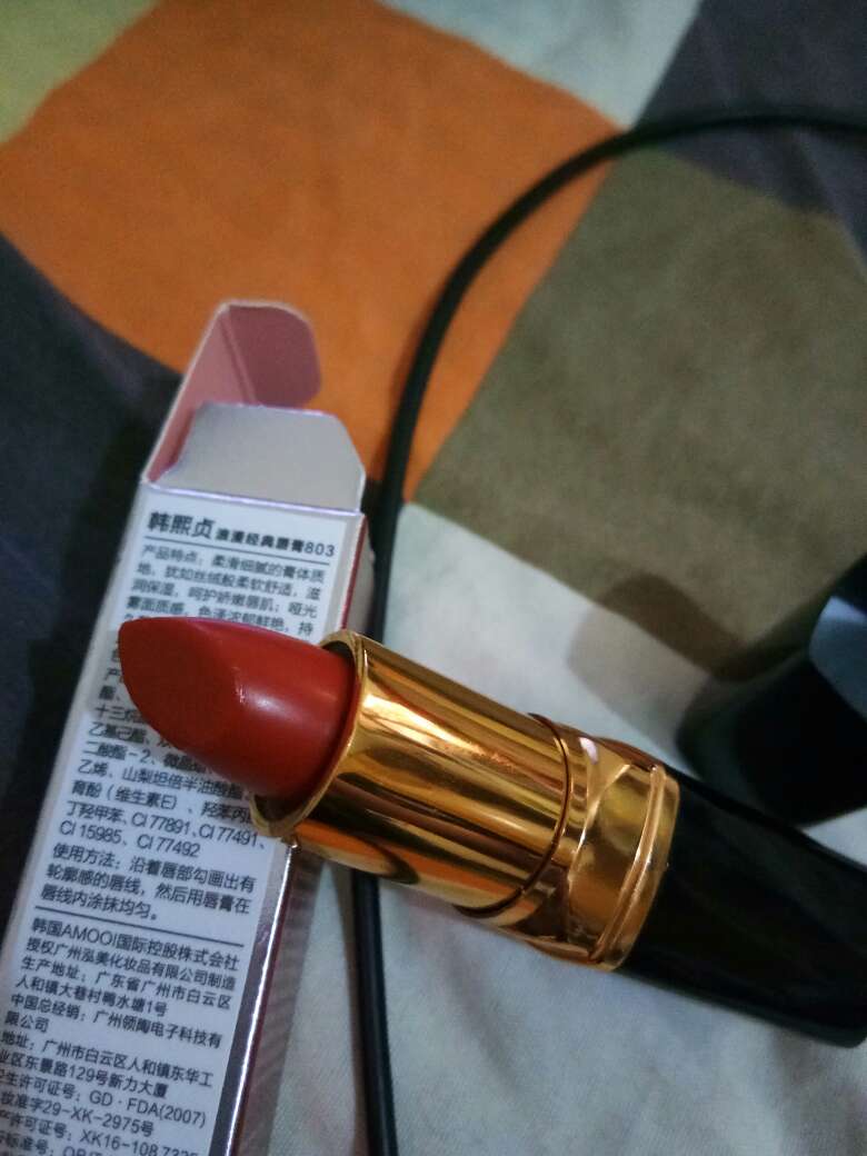 上色很差!我玩直播的时候现场涂的这款803橘红色韩熙贞口红?!给我发的是唇膏!一点颜色也没有!不知道是发错了还是这款口红质量太差。涂了就跟没涂似的!差评