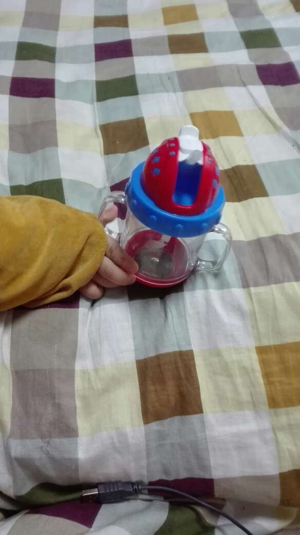 密封圈已经扣紧了也有漏水,吸管盖那开一次喷一次水,不管水多水少都喷,*
