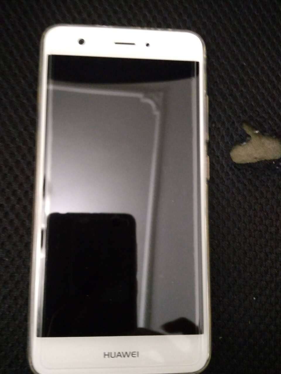 刚贴上以为是假膜呢!明显小一圈啊!看了评价,原来大家都这样。弧面屏也不至于小这么多吧?连黑框都盖不住。我也是无语了。