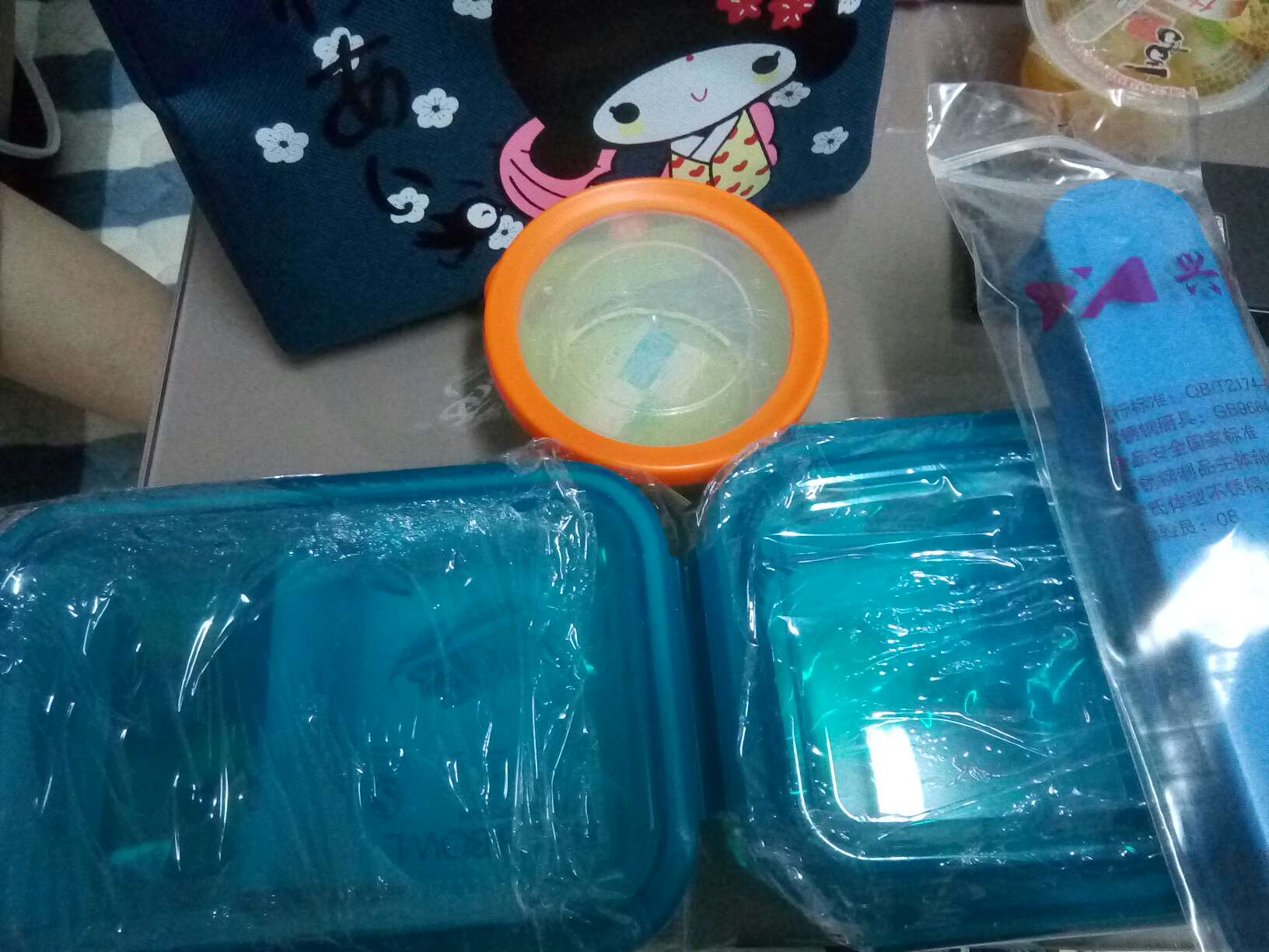 包和饭盒都很好看,就是有点分量